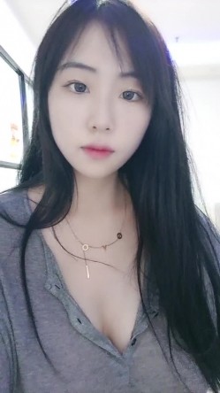 粉色大乳晕巨乳【紫惜姐姐】颜值女神，掏出两个大奶子揉捏，掰开粉穴特写，乳摇看的观众流鼻血 截图9