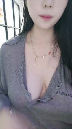 粉色大乳晕巨乳【紫惜姐姐】颜值女神，掏出两个大奶子揉捏，掰开粉穴特写，乳摇看的观众流鼻血 截图10