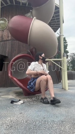 精品推荐 反差小母狗【岛屿】穿着JK在游乐场里偷偷露出自慰，勾引NPC路人在自己身上写字，全裸跪地狗爬 截图8