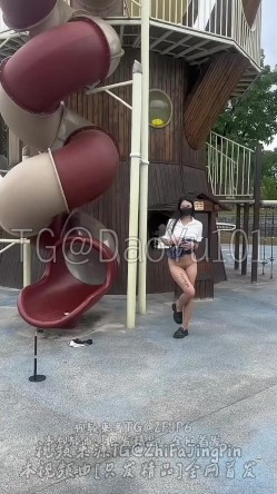 精品推荐 反差小母狗【岛屿】穿着JK在游乐场里偷偷露出自慰，勾引NPC路人在自己身上写字，全裸跪地狗爬 截图10