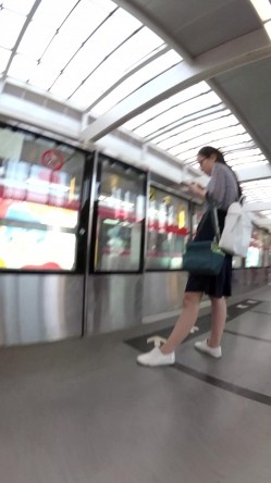 北京地铁商圈CD系列2，掀裙被小姐姐发现差点被打手，大神不怕还继续拍 截图1