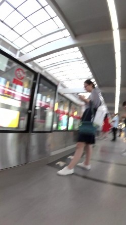 北京地铁商圈CD系列2，掀裙被小姐姐发现差点被打手，大神不怕还继续拍 截图2