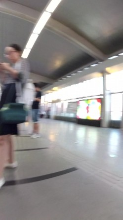 北京地铁商圈CD系列2，掀裙被小姐姐发现差点被打手，大神不怕还继续拍 截图6