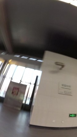 北京地铁商圈CD系列2，掀裙被小姐姐发现差点被打手，大神不怕还继续拍 截图7