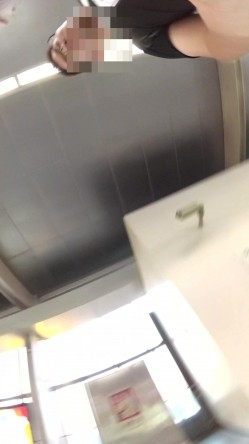 北京地铁商圈CD系列2，掀裙被小姐姐发现差点被打手，大神不怕还继续拍 截图8