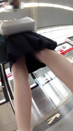 北京地铁商圈CD系列2，掀裙被小姐姐发现差点被打手，大神不怕还继续拍 截图12