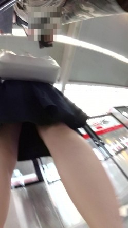 北京地铁商圈CD系列2，掀裙被小姐姐发现差点被打手，大神不怕还继续拍 截图13