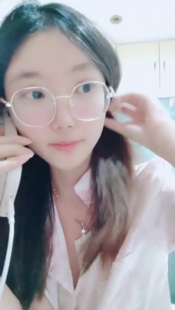 【安安宝贝】，清纯眼镜学妹，暑假在家偷偷播，看着外表是个乖乖女，脱光了骚气逼人 截图1