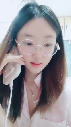 【安安宝贝】，清纯眼镜学妹，暑假在家偷偷播，看着外表是个乖乖女，脱光了骚气逼人 截图2