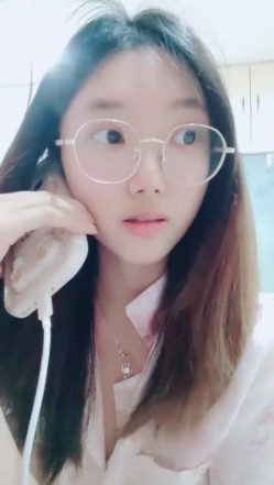 【安安宝贝】，清纯眼镜学妹，暑假在家偷偷播，看着外表是个乖乖女，脱光了骚气逼人 截图3
