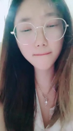 【安安宝贝】，清纯眼镜学妹，暑假在家偷偷播，看着外表是个乖乖女，脱光了骚气逼人 截图4