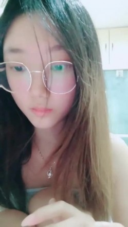【安安宝贝】，清纯眼镜学妹，暑假在家偷偷播，看着外表是个乖乖女，脱光了骚气逼人 截图6