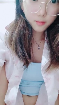 【安安宝贝】，清纯眼镜学妹，暑假在家偷偷播，看着外表是个乖乖女，脱光了骚气逼人 截图11