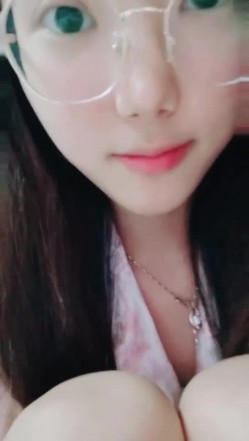 【安安宝贝】，清纯眼镜学妹，暑假在家偷偷播，看着外表是个乖乖女，脱光了骚气逼人 截图13
