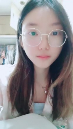 【安安宝贝】，清纯眼镜学妹，暑假在家偷偷播，看着外表是个乖乖女，脱光了骚气逼人 截图15