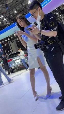 [超级裙底]最新2023上海车展各色美女模特 总有一款你喜欢 截图1