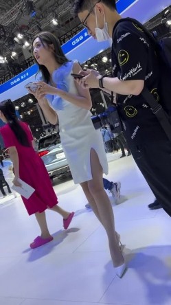 [超级裙底]最新2023上海车展各色美女模特 总有一款你喜欢 截图2