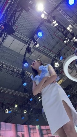[超级裙底]最新2023上海车展各色美女模特 总有一款你喜欢 截图6