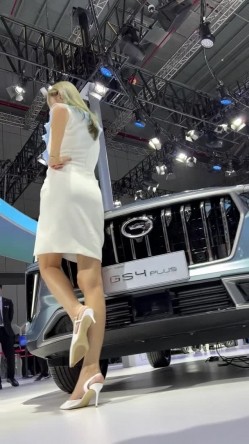 [超级裙底]最新2023上海车展各色美女模特 总有一款你喜欢 截图8