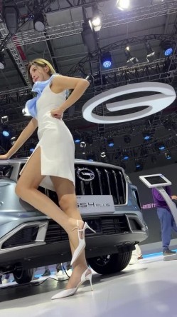 [超级裙底]最新2023上海车展各色美女模特 总有一款你喜欢 截图9
