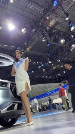 [超级裙底]最新2023上海车展各色美女模特 总有一款你喜欢 截图11