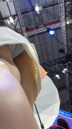 [超级裙底]最新2023上海车展各色美女模特 总有一款你喜欢 截图15
