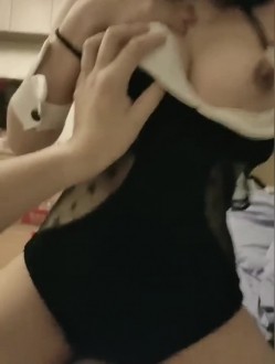 无套搞星女郎，骑乘上位，柔她的大波，被坐着实在是舒服极了！ 截图7