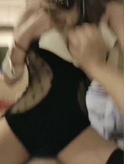 无套搞星女郎，骑乘上位，柔她的大波，被坐着实在是舒服极了！ 截图15