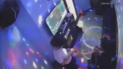 韩国小情侣在自助小型KTV里唱唱歌肏肏逼 激情又欢乐，吃鸡吞屌疯狂后面扣逼 截图9