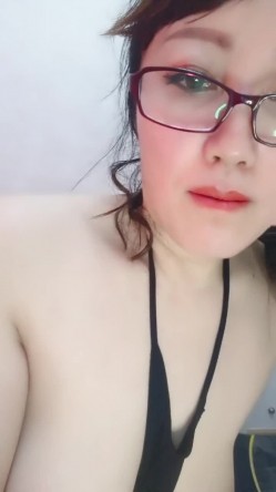大奶黑丝露脸颜值不错的轻熟女人妻诱惑，肚兜情趣给大哥口交大鸡巴舔菊花，淫声荡语表情好骚各种体位爆草 截图11