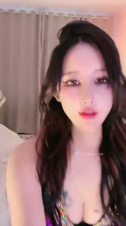 我操 ️太美了~【奶油草莓】穿高跟~掰B~舔腿~秀身材 ️极度诱惑 截图1