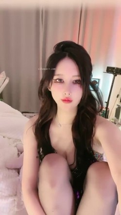 我操 ️太美了~【奶油草莓】穿高跟~掰B~舔腿~秀身材 ️极度诱惑 截图5