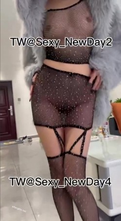 极品身材露出淫妻 傲娇小仙女 付费VIP群最新福利，户外露出 截图1