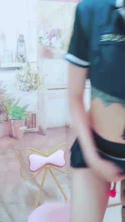 颜值不错短发骚气少妇道具自慰秀 乳夹高跟鞋道具JJ抽插逼逼无毛穿环 截图4