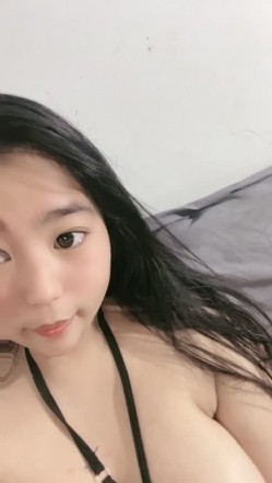 肉嘟嘟的可爱妹子，舌头撩人童颜巨乳躺下掰穴大黑牛加持震动刺激喷尿 截图2