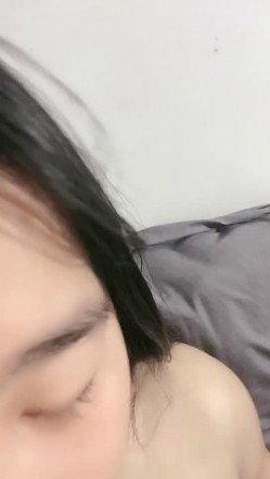 肉嘟嘟的可爱妹子，舌头撩人童颜巨乳躺下掰穴大黑牛加持震动刺激喷尿 截图4