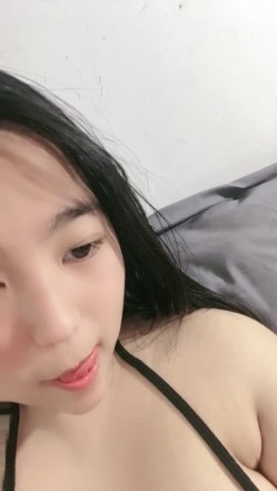 肉嘟嘟的可爱妹子，舌头撩人童颜巨乳躺下掰穴大黑牛加持震动刺激喷尿 截图5