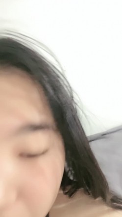 肉嘟嘟的可爱妹子，舌头撩人童颜巨乳躺下掰穴大黑牛加持震动刺激喷尿 截图7