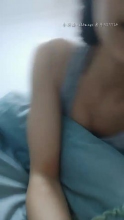 柔情似淼扎着两个辫子骚气少妇大黑牛震动自慰，毛毛浓密张开双腿近距离特写 截图14
