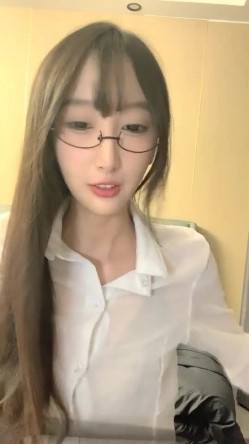 【0咕噜0】近期全网下海最极品青春漂亮的女神，偶像明星般的9分顶级颜值，大大的眼睛炯炯有神 高挑的身材 截图2