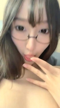 【0咕噜0】近期全网下海最极品青春漂亮的女神，偶像明星般的9分顶级颜值，大大的眼睛炯炯有神 高挑的身材 截图9