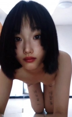 “母狗谢谢老师的生日礼物，我一辈子都是老师的性奴”淫语独白 调教露脸学生妹【唐雯】倒立尿尿喝下去 截图10
