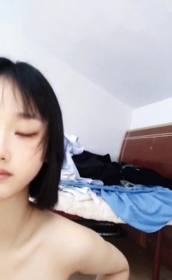 “母狗谢谢老师的生日礼物，我一辈子都是老师的性奴”淫语独白 调教露脸学生妹【唐雯】倒立尿尿喝下去 截图15