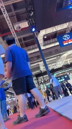 [超级裙底]最新2023上海车展各色美女模特 总有一款你喜欢 截图2