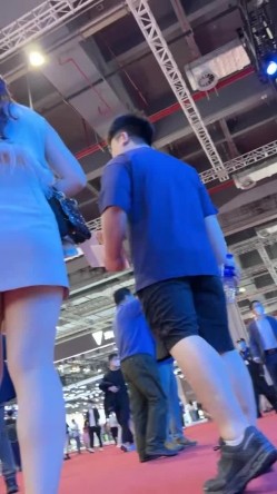 [超级裙底]最新2023上海车展各色美女模特 总有一款你喜欢 截图3