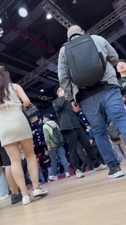 [超级裙底]最新2023上海车展各色美女模特 总有一款你喜欢 截图8