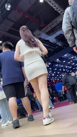 [超级裙底]最新2023上海车展各色美女模特 总有一款你喜欢 截图9