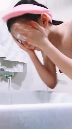 香皂盒子里面暗藏摄像头偷拍表妹洗澡,想不到被表妹把香皂盒子拿到洗脸台旁边去了,只拍到两个奶子 截图3