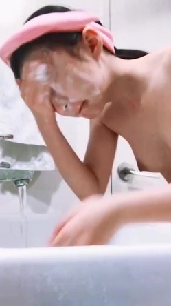 香皂盒子里面暗藏摄像头偷拍表妹洗澡,想不到被表妹把香皂盒子拿到洗脸台旁边去了,只拍到两个奶子 截图4
