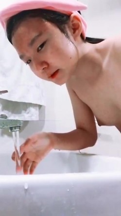 香皂盒子里面暗藏摄像头偷拍表妹洗澡,想不到被表妹把香皂盒子拿到洗脸台旁边去了,只拍到两个奶子 截图13
